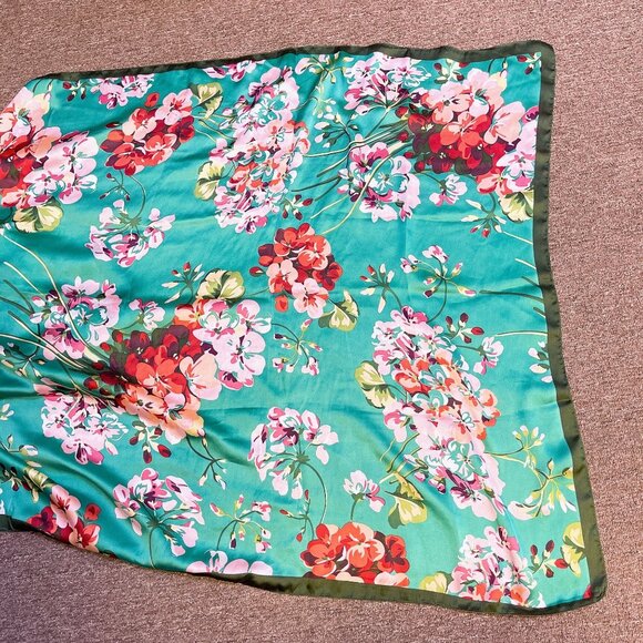Gucci Floral 100% Silk Scarf Green Pink Design 35" x 70" Rectangle - Picture 8 of 10